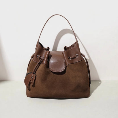 Sac seau chic en cuir suédé avec cordon de serrage et breloque cheval