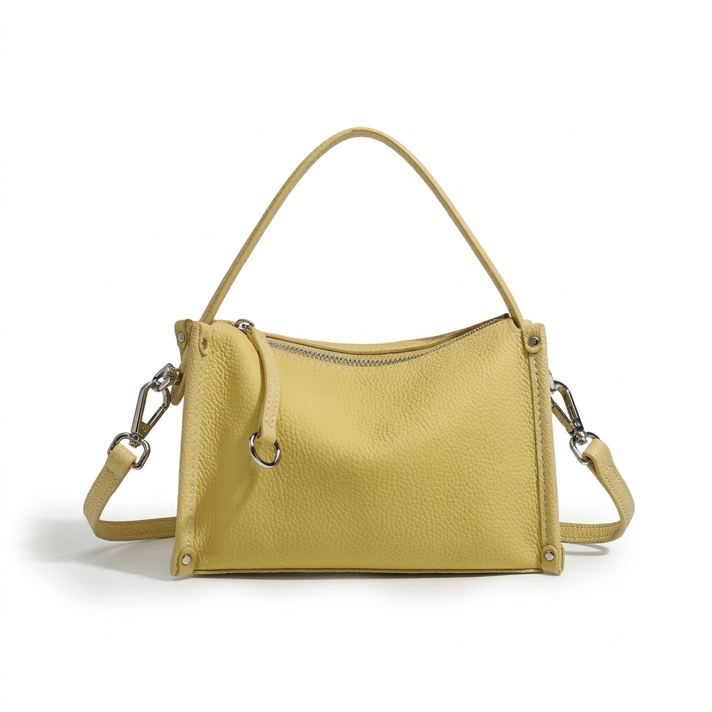 Pochette minimalista a tracolla in vera pelle martellata dalle linee essenziali