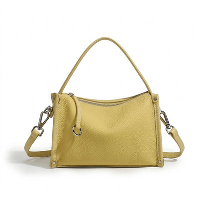 Pochette minimalista a tracolla in vera pelle martellata dalle linee essenziali