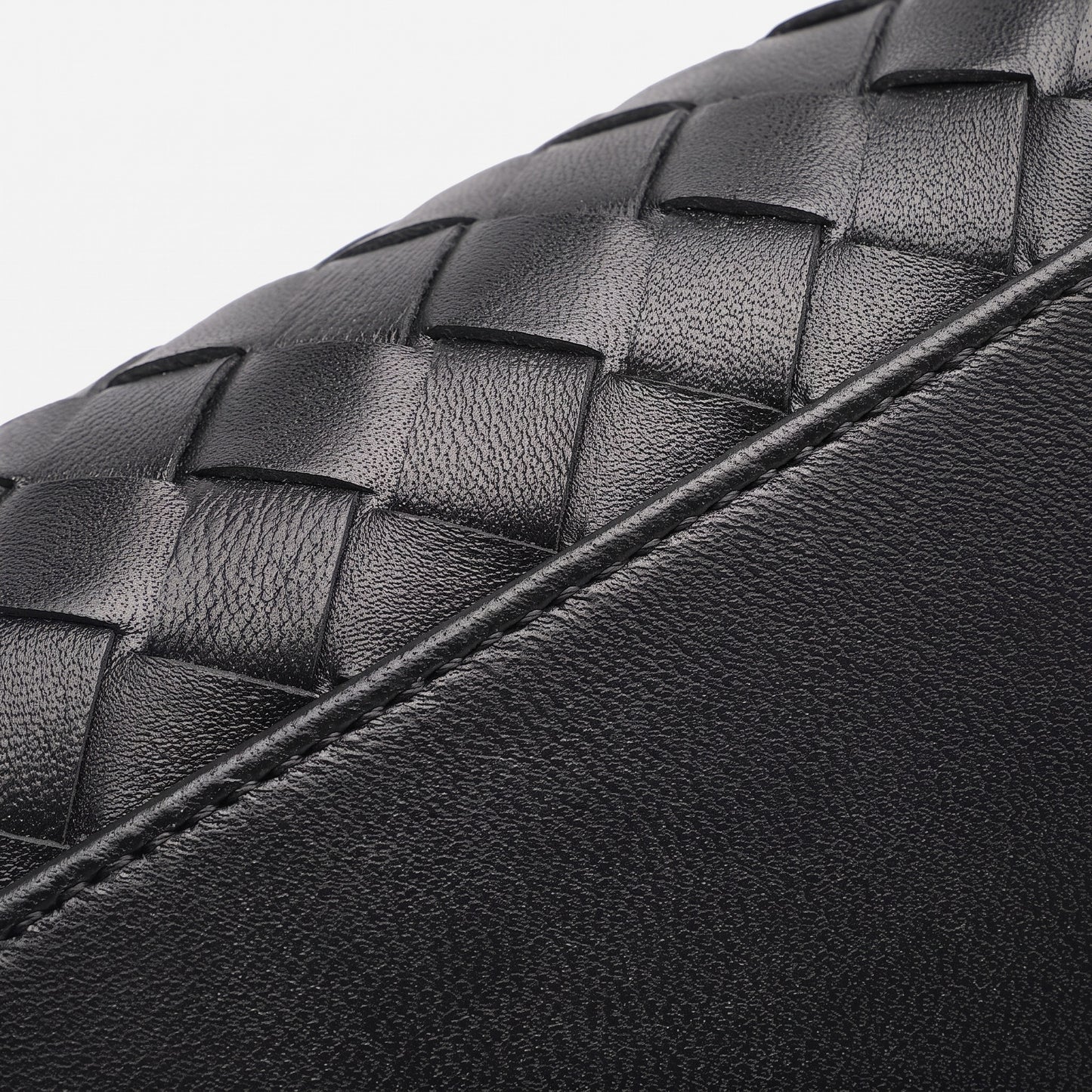 Minimalistische Baguette-Clutch aus gewebtem echtem Schafsleder  
