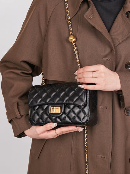 Borsa pochette raffinata con patta trapuntata in vera pelle di montone