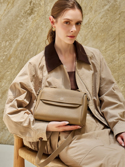 Sac bandoulière à rabat en cuir véritable grain litchi avec bandoulière réglable
