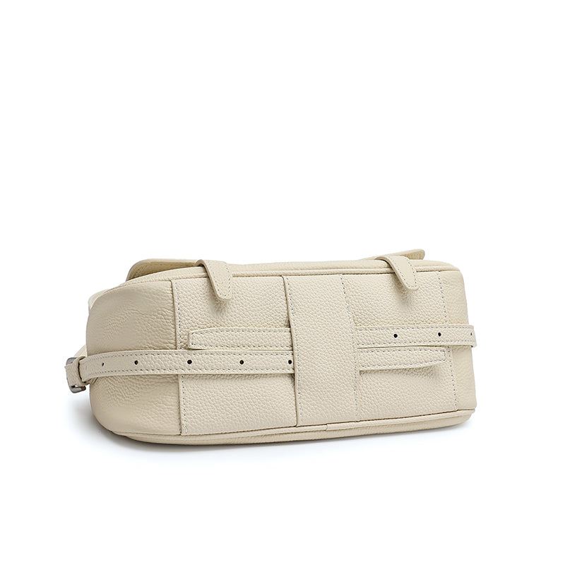 Borsa pochette baguette a patta in vera pelle martellata, dai toni delicati
