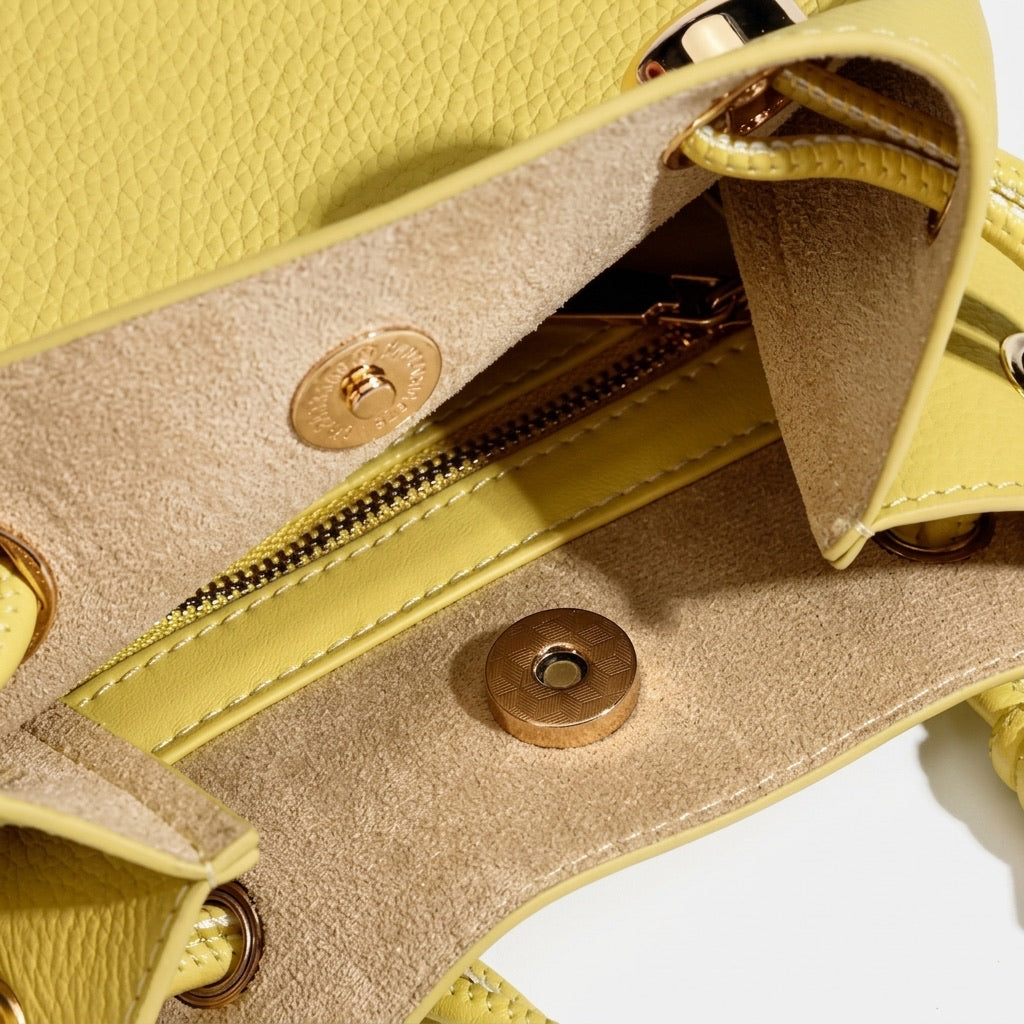 Borsa a spalla e pochette per telefono in vera pelle martellata, dallo stile quiet luxury