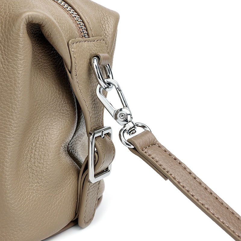 Borsa pochette a cuscino in vera pelle morbida dalla texture martellata