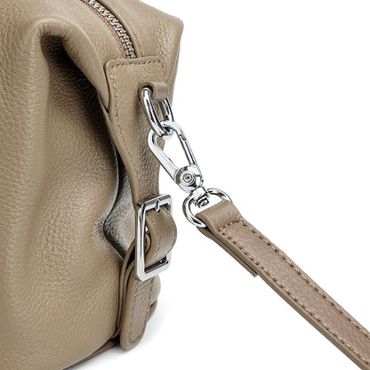 Borsa pochette a cuscino in vera pelle morbida dalla texture martellata