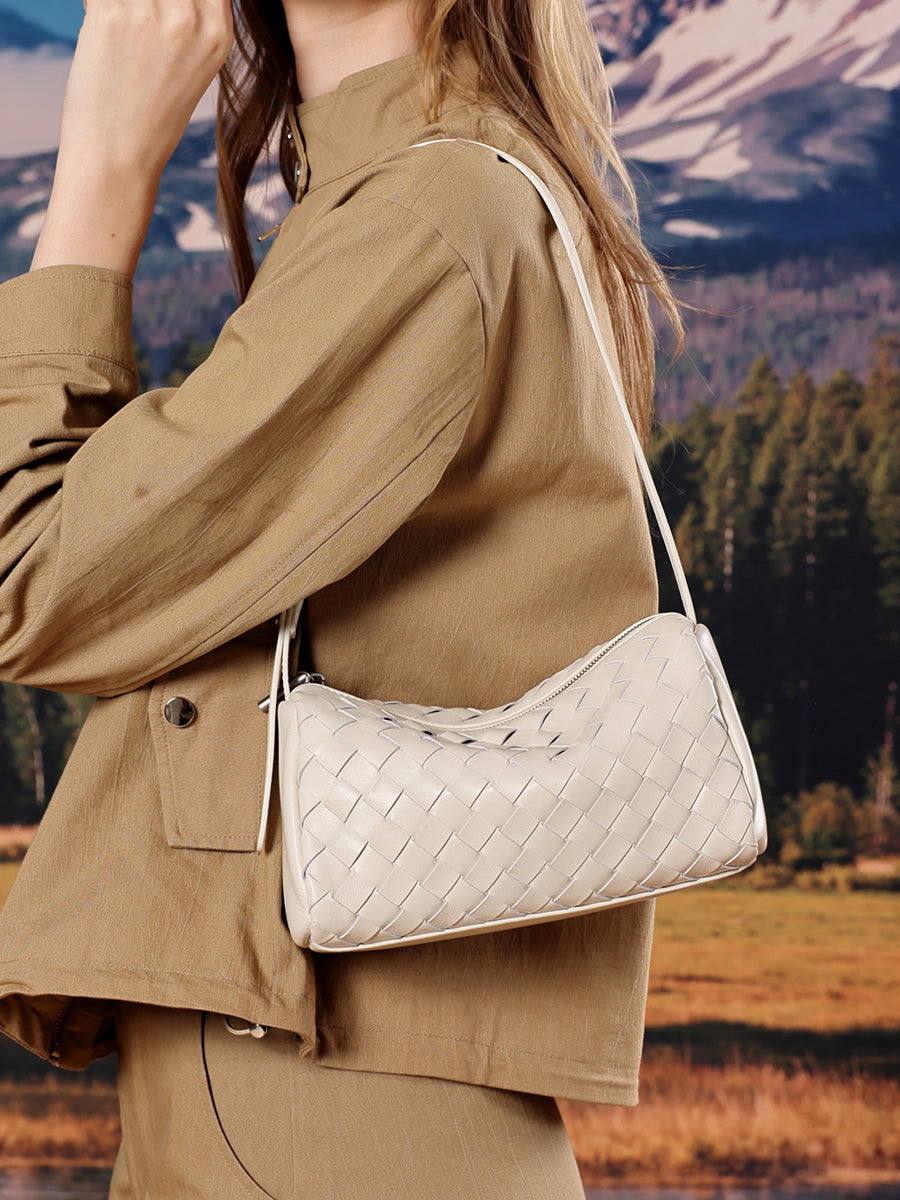 Minimalistische Baguette-Clutch aus gewebtem echtem Schafsleder  