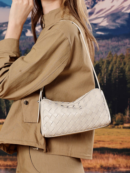 Minimalistische Baguette-Clutch aus gewebtem echtem Schafsleder  
