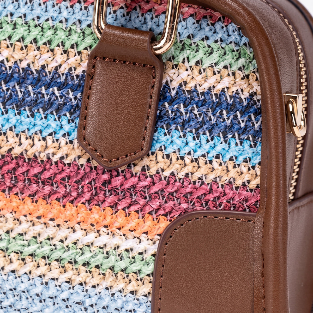 Borsa clutch Boston vivace a righe arcobaleno in ecopelle vegana con simpatico charm a forma di bassotto