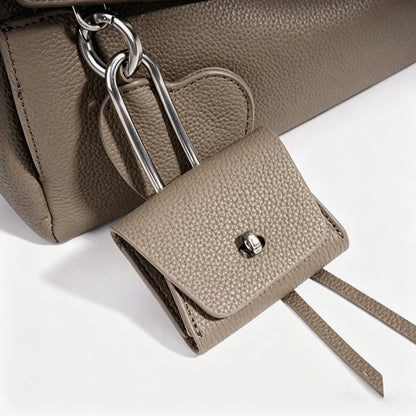 Skulpturale, lässig fallende Klapp-Clutch aus echtem Leder mit Mini-Münztäschchen