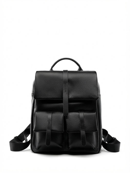 Mochila con solapa de cuero genuino granulada de gran capacidad y diseño minimalista  