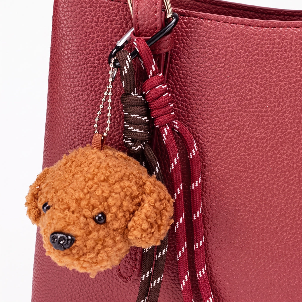 Bolso de mano tipo clutch de cuero vegano ecológico con textura granulada pulida y charm de oso de peluche  