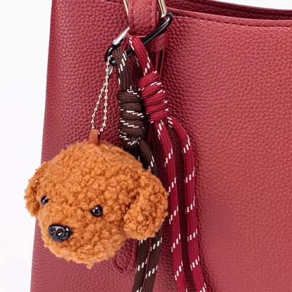 Bolso de mano tipo clutch de cuero vegano ecológico con textura granulada pulida y charm de oso de peluche  