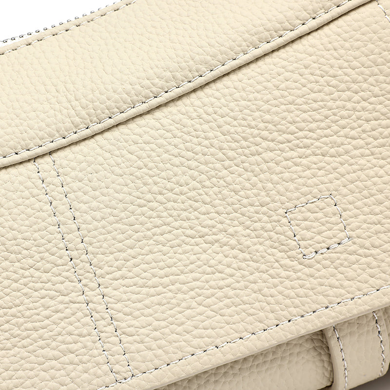 Borsa pochette baguette a patta in vera pelle martellata, dai toni delicati