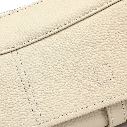 Borsa pochette baguette a patta in vera pelle martellata, dai toni delicati