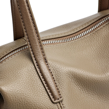Borsa pochette a cuscino in vera pelle morbida dalla texture martellata