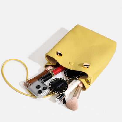 Borsa a spalla e pochette per telefono in vera pelle martellata, dallo stile quiet luxury