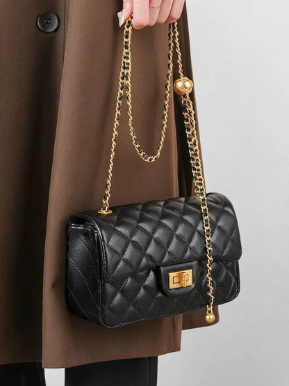 Borsa pochette raffinata con patta trapuntata in vera pelle di montone