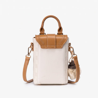 Elegante Color-Block Clutch aus veganem Öko-Leder mit flauschigem Anhänger für das Telefon  