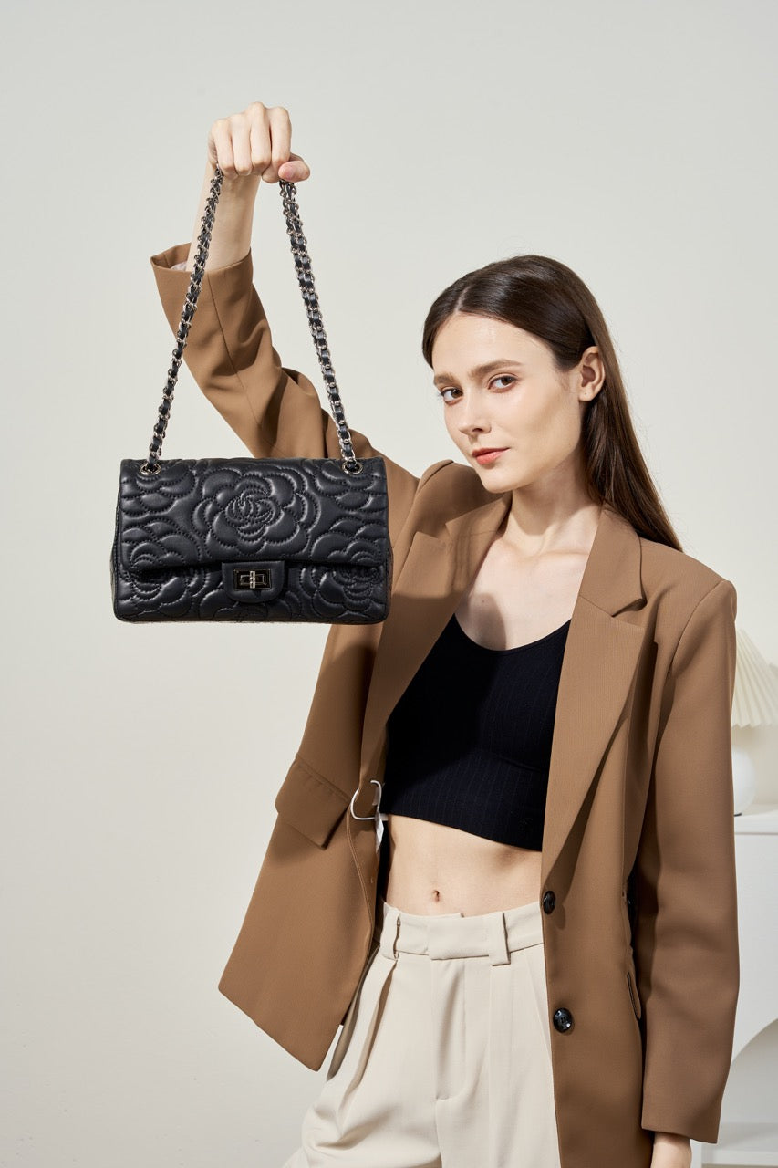 Geantă crossbody matlasată pentru femei, din piele naturală de oaie, cu lanț și model Camellia