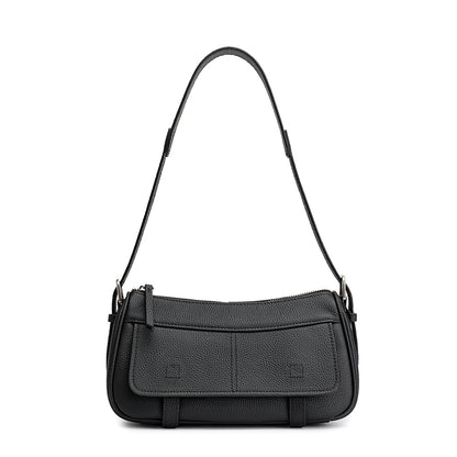 Borsa pochette baguette a patta in vera pelle martellata, dai toni delicati
