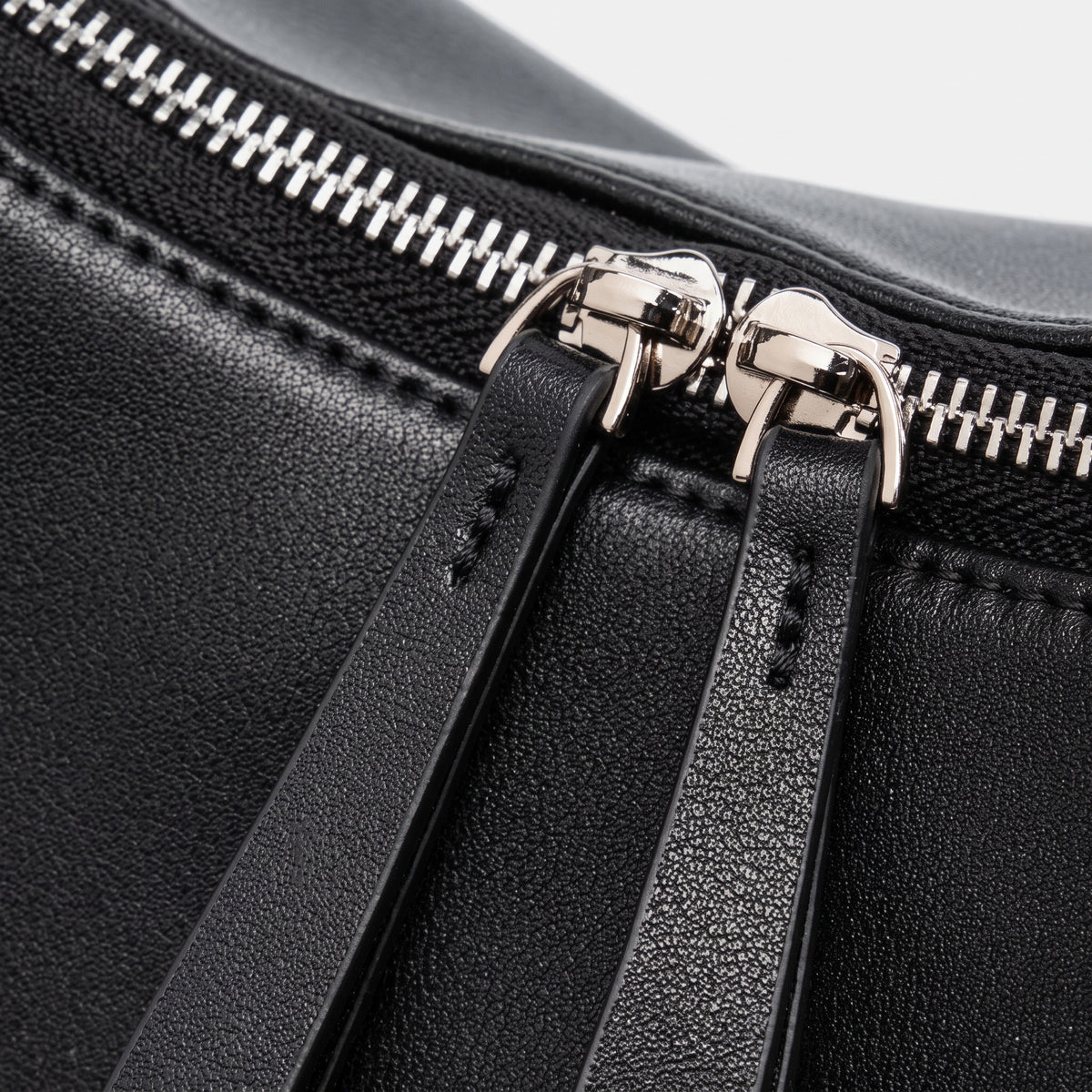 Borsa a tracolla a mezzaluna minimalista in vera pelle