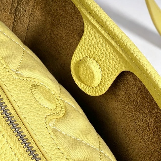 Borsa pochette a mezzaluna capiente in vera pelle dai colori vivaci