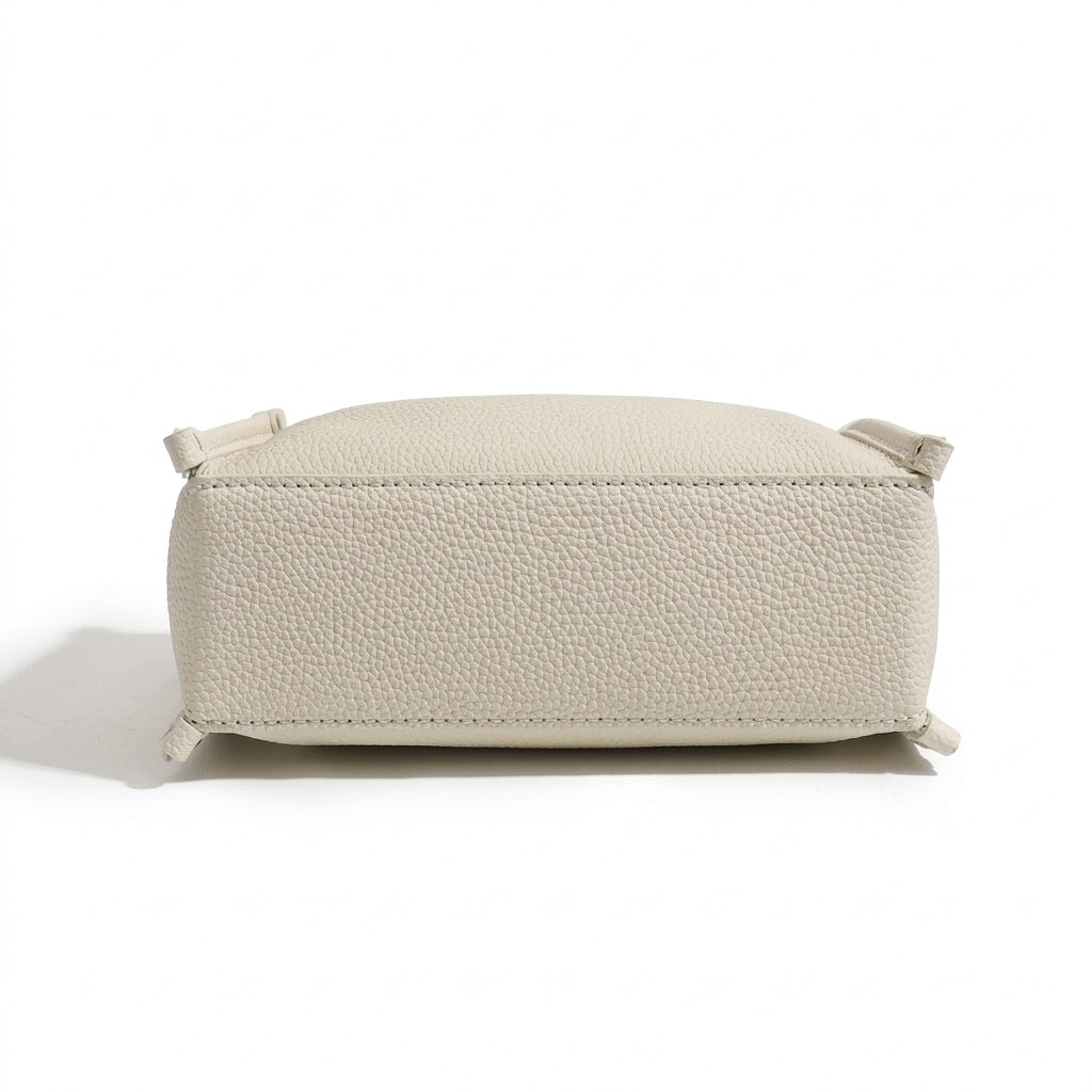 Pochette minimalista a tracolla in vera pelle martellata dalle linee essenziali