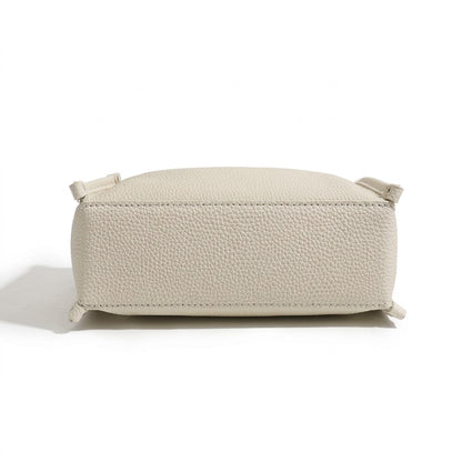 Pochette minimalista a tracolla in vera pelle martellata dalle linee essenziali