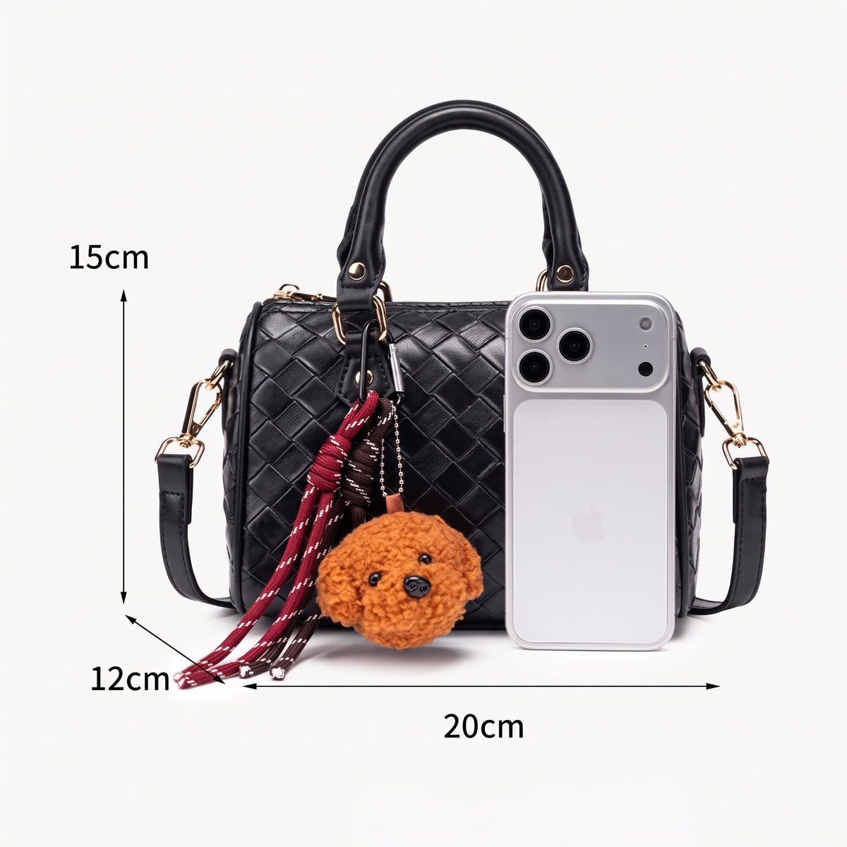Borsa pochette Boston raffinata intrecciata in ecopelle vegana, con giocoso charm a orsacchiotto
