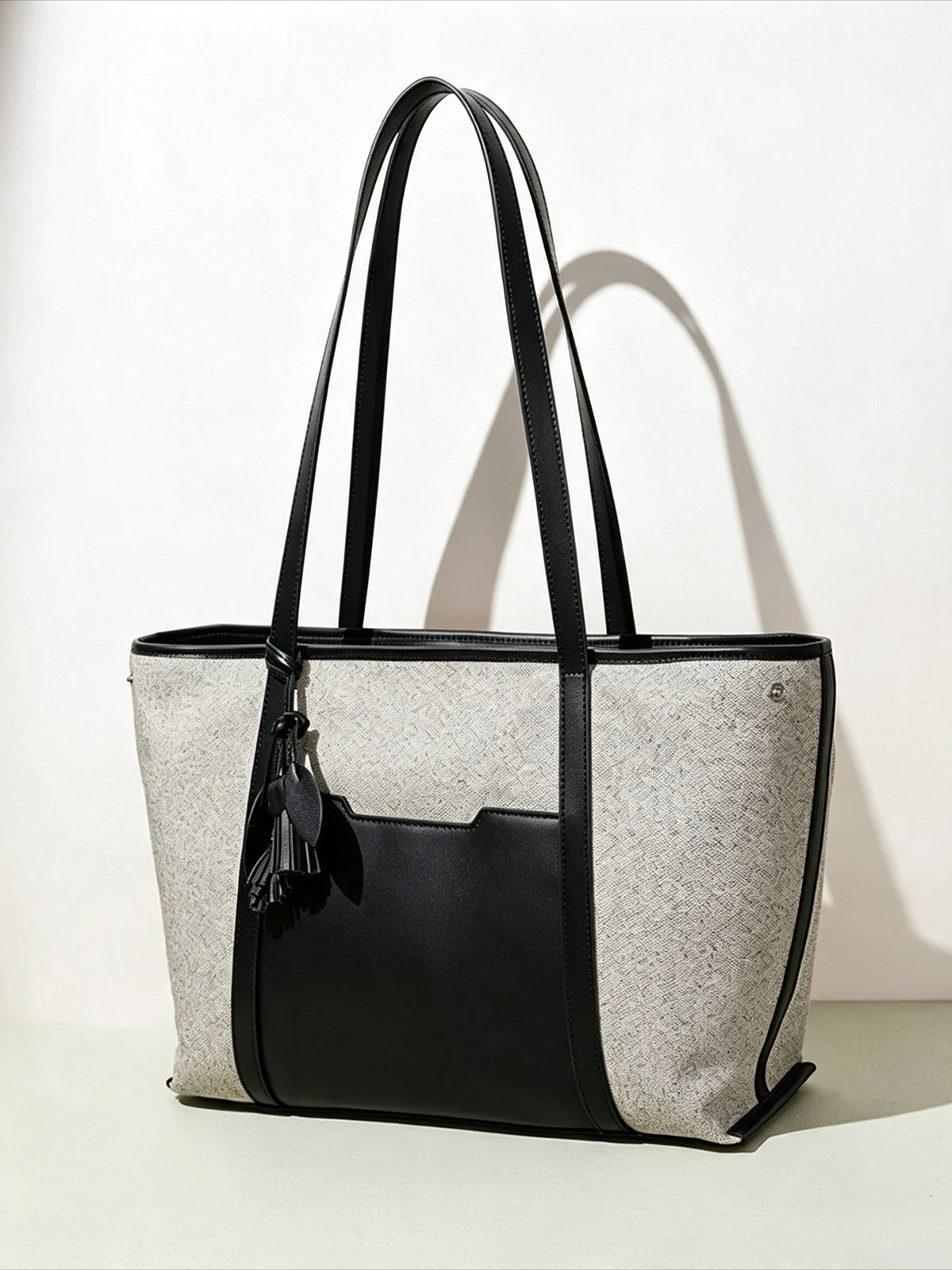 Borsa pochette tote capiente in tela, dal design minimalista