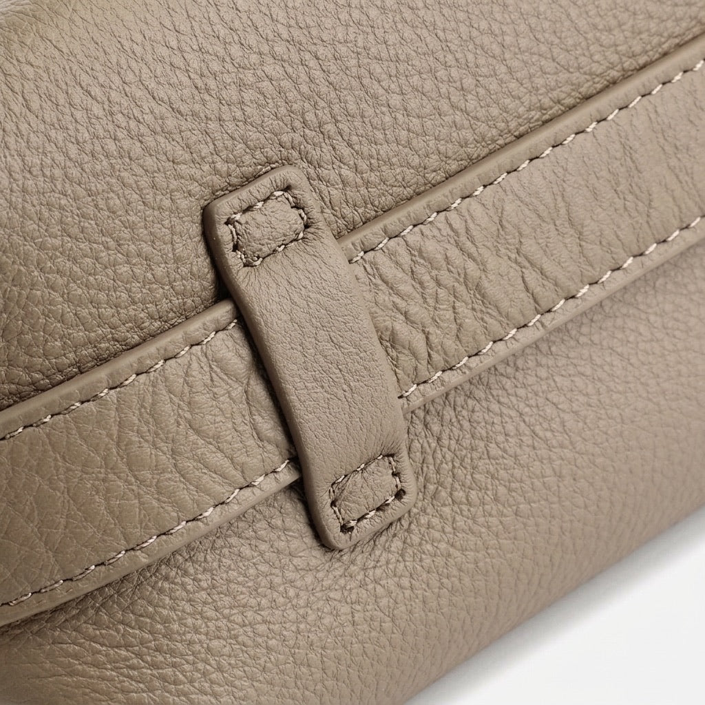 Legere, lässige Hobo-Clutch aus genarbtem echtem Leder  