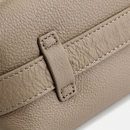 Legere, lässige Hobo-Clutch aus genarbtem echtem Leder  