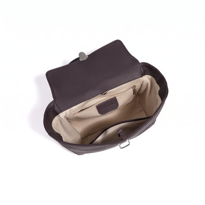 Geantă clutch tote cu clapetă și laterale evazate, din piele naturală granulată, în stil Quiet Luxe