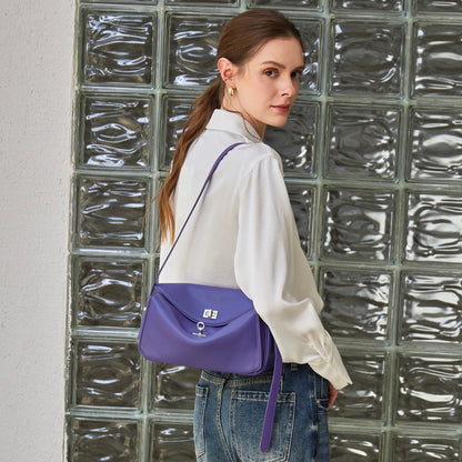 Borsa pochette a busta con patta, in vera pelle opaca e setosa