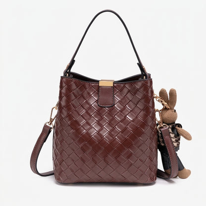 Sac pochette seau tressé rétro en cuir écologique végan avec charme lapin en peluche