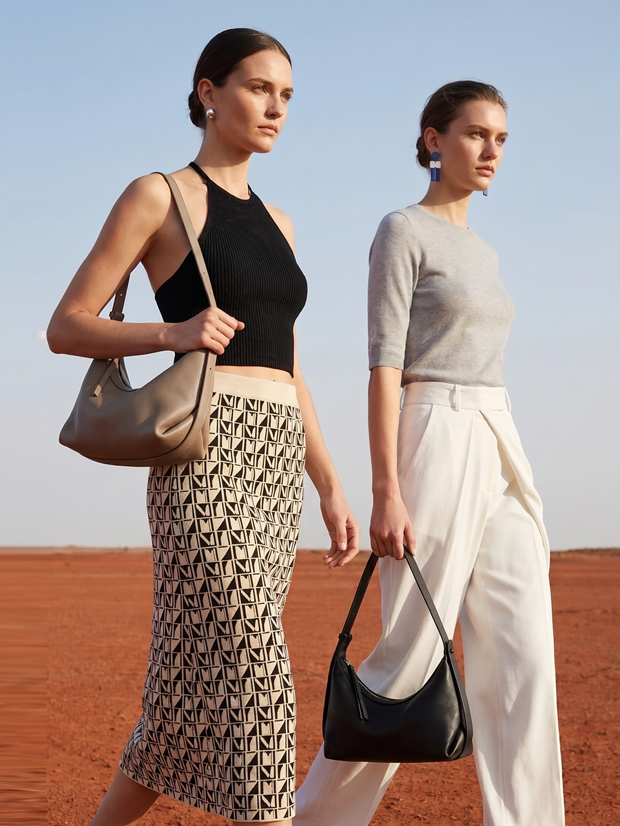 Legere, lässige Hobo-Clutch aus genarbtem echtem Leder  