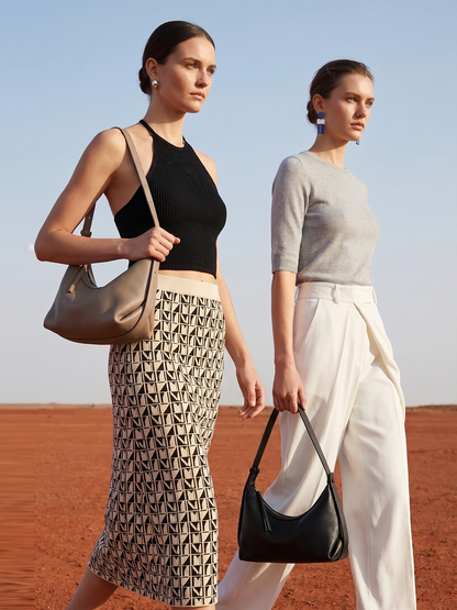 Legere, lässige Hobo-Clutch aus genarbtem echtem Leder  
