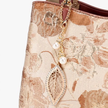 Borsa pochette floreale in ecopelle vegana, dal lusso discreto, con charm a foglia