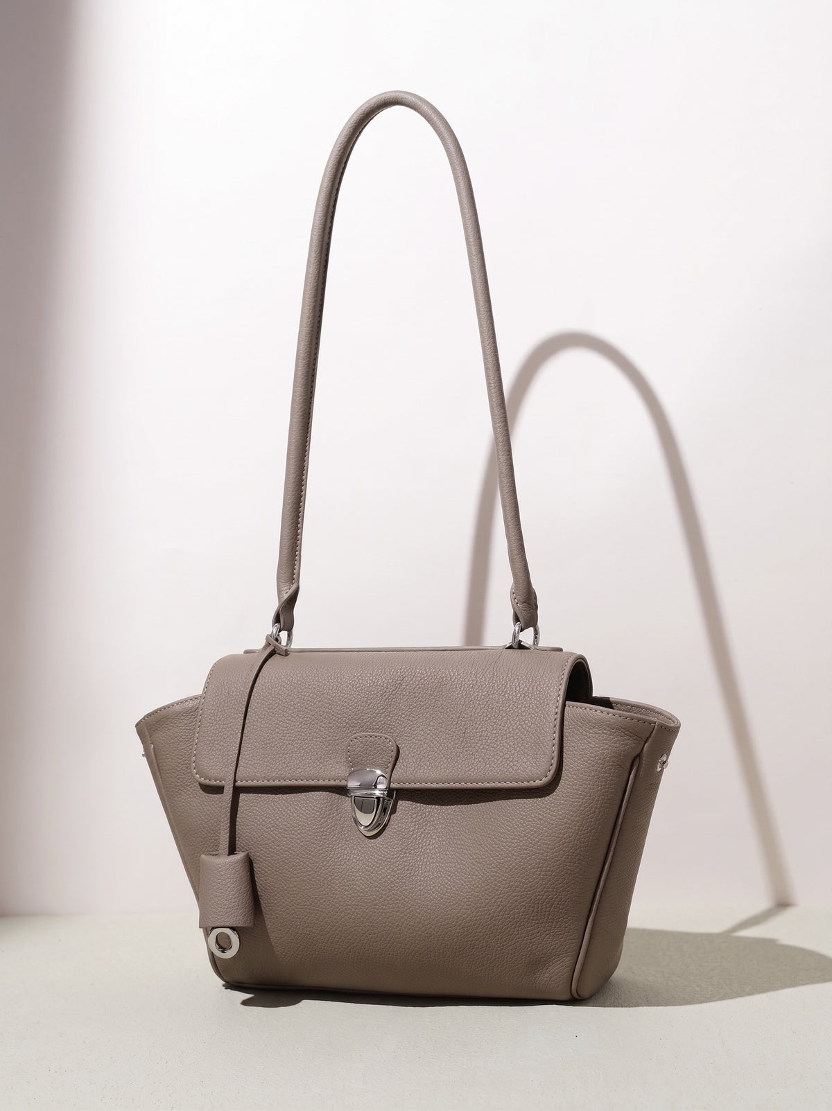 Geantă clutch tote cu clapetă și laterale evazate, din piele naturală granulată, în stil Quiet Luxe