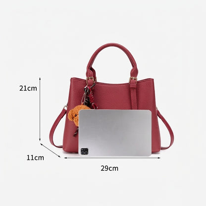 Bolso de mano tipo clutch de cuero vegano ecológico con textura granulada pulida y charm de oso de peluche  