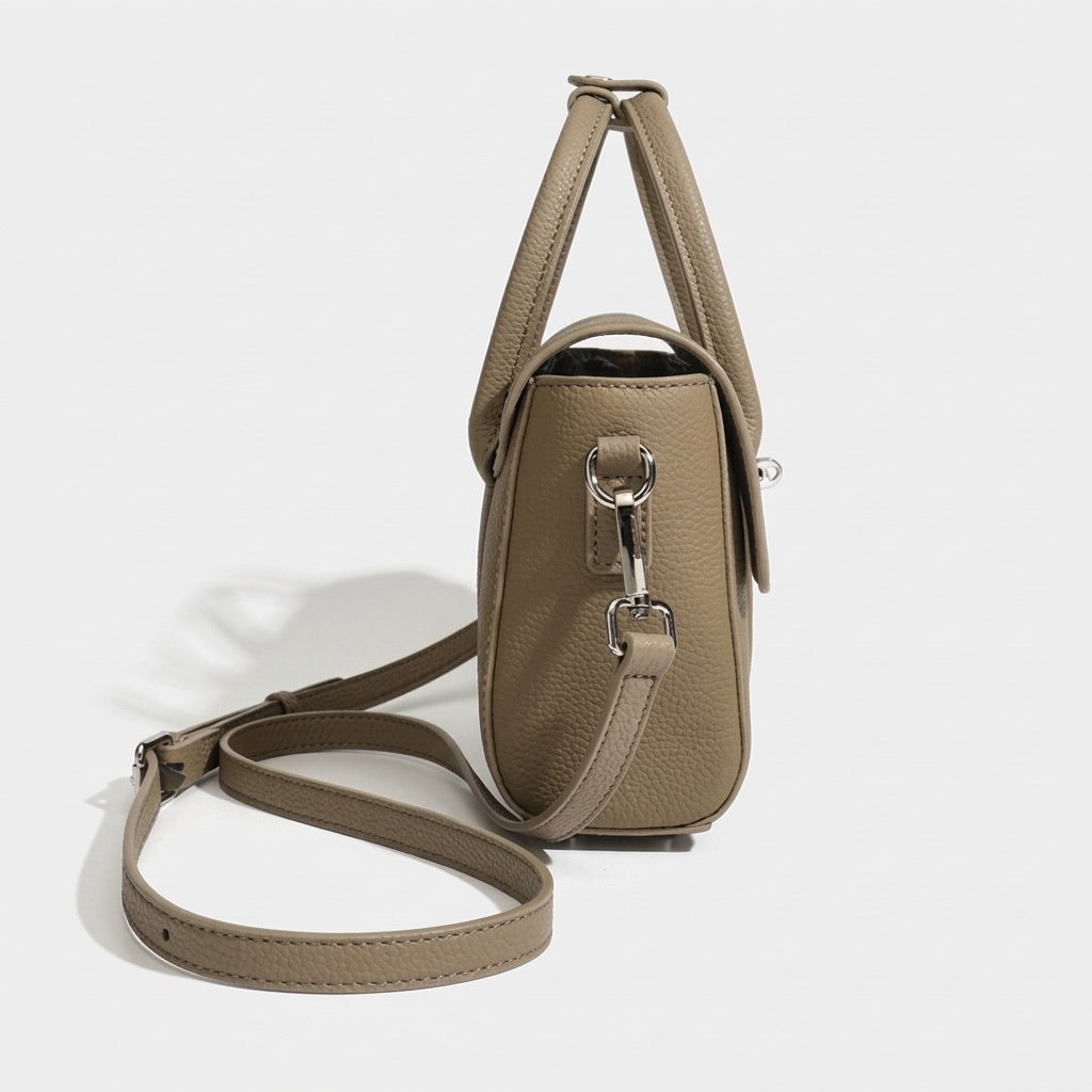 Borsa classica ed elegante a tracolla e spalla in vera pelle con patta