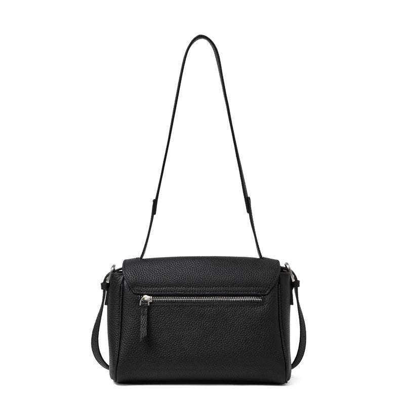Borsa a tracolla con patta in vera pelle effetto litchi e tracolla regolabile