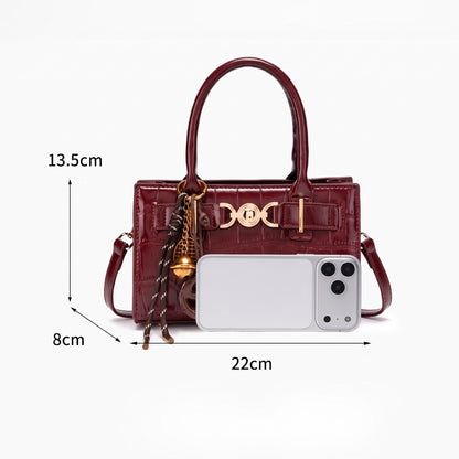Borsa pochette raffinata in ecopelle vegana lucida con stampa effetto coccodrillo, con charm chic