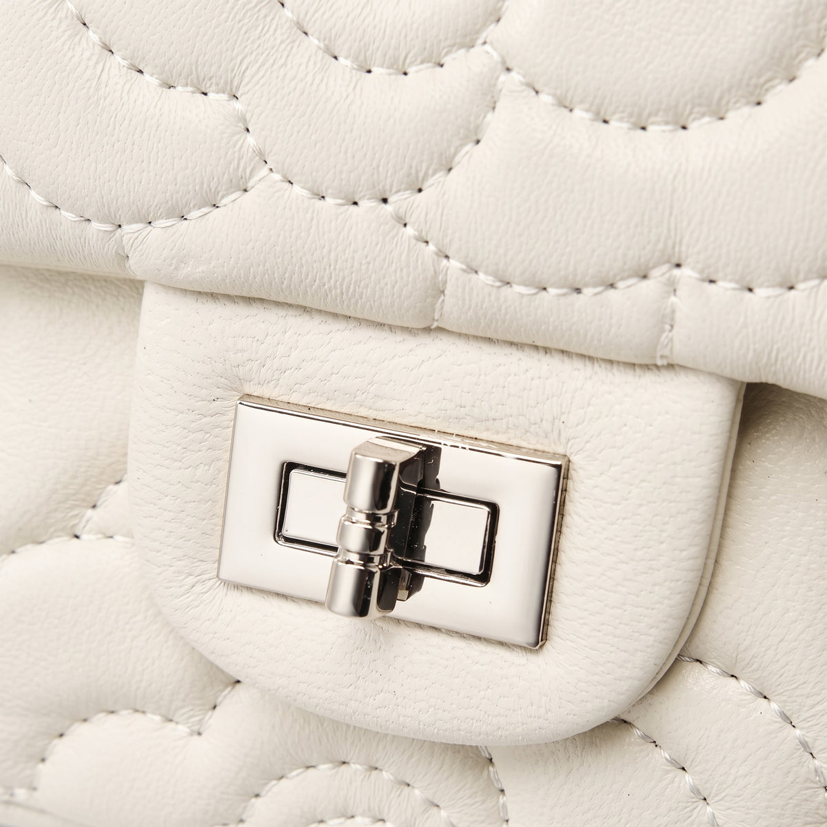 Geantă crossbody matlasată pentru femei, din piele naturală de oaie, cu lanț și model Camellia