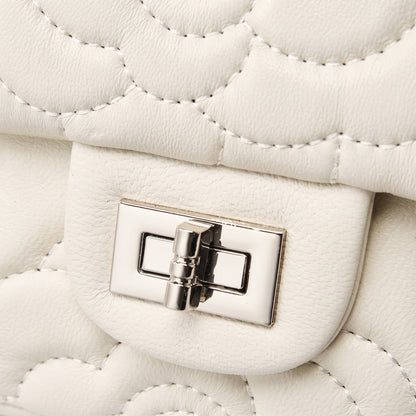 Geantă crossbody matlasată pentru femei, din piele naturală de oaie, cu lanț și model Camellia