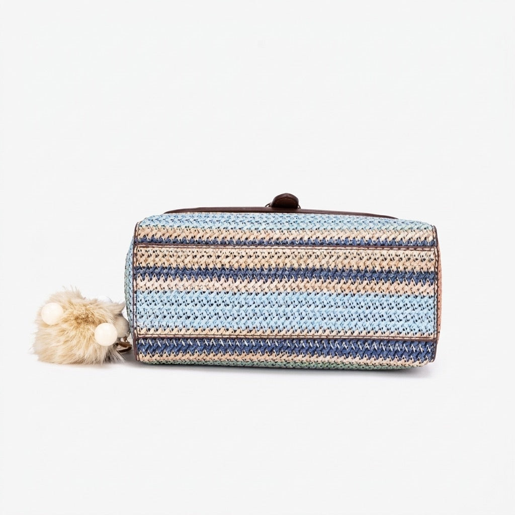 Borsa clutch a patta intrecciata a righe arcobaleno in ecopelle vegana con adorabile charm