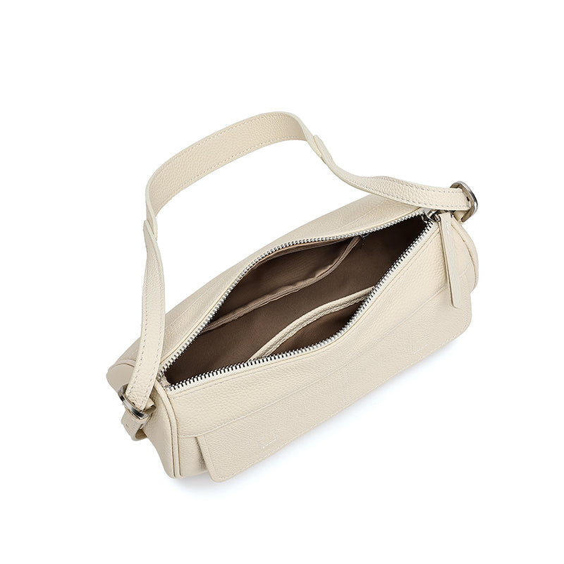 Borsa pochette baguette a patta in vera pelle martellata, dai toni delicati