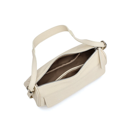 Borsa pochette baguette a patta in vera pelle martellata, dai toni delicati