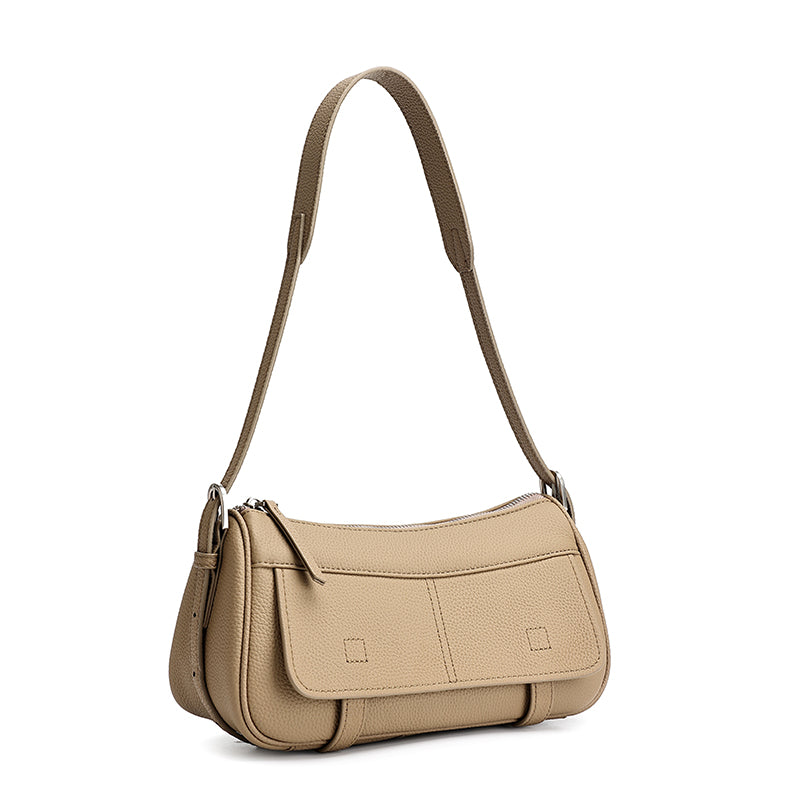 Borsa pochette baguette a patta in vera pelle martellata, dai toni delicati